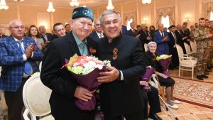 Награду нашу земляку, 92-летнему труженику тыла Ахату Сарвартдиновичу Хабибуллину вручили в Кремле